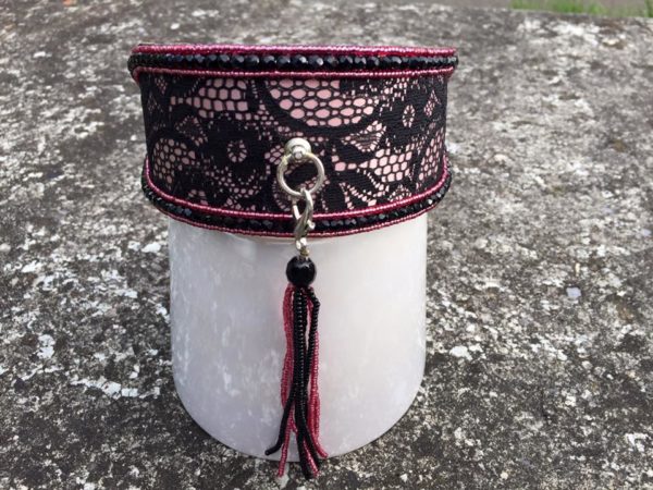 Perlenhalsband-Burleske-schwarz-Hundehalsband-Glasperlen-Massai-Hund-rosa