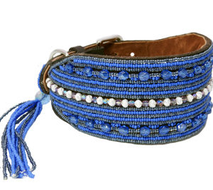 Perlenhalsband-Hundehalsband-Massai-blau-Hund