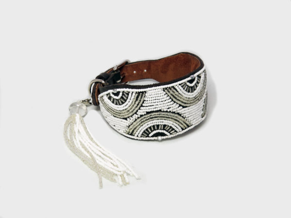 Perlenhalsband-Hundehalsband-Massai-silber-weisss-Hund