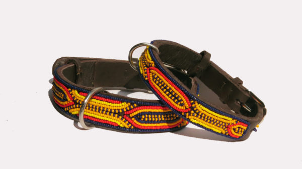 Perlenhalsband-Burleske-schwarz-Hundehalsband-Glasperlen-Massai-Hund-blau-orange-gelb-rot