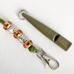 Hundepfeiffe-Pfeiffe-Acme-Made in England-Rueckruf-Hundesport-Arbeit-Pfeiffenband-Perlen-olive-509