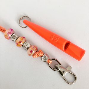 Hundepfeiffe-Pfeiffe-Acme-Made in England-Rueckruf-Hundesport-Arbeit-Pfeiffenband-Perlen-orange-521