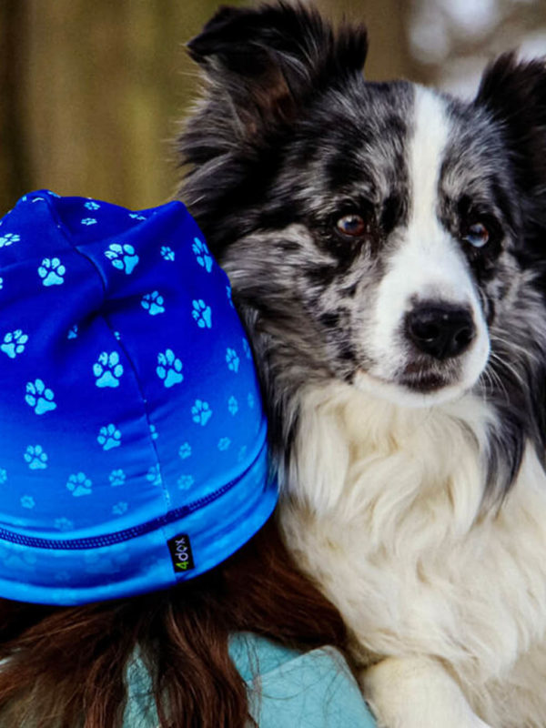 Muetze-Kappe-Kopfbedeckung-Hund-Hundeliebhaber-Winter-kuschlig-warm-Hundepfoten-blau