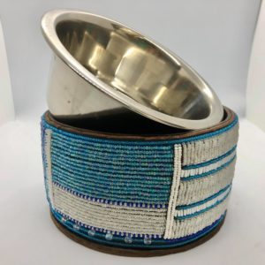 Pfoetli Shop-Afrika-Kenya-Masai-Napf-Fressnapf-Hund-Katze-Handarbeit-Perlen-Leder-blau-weiss-1