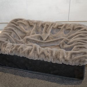 Pfoetli-Shop-BUDDELBOX-Hundebett_Dogspring-eckiges-Hundebett-fake-fur-Hundetraeume-qualität-Maul-Ledermanufaktur-beig