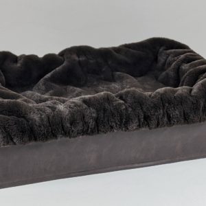 Pfoetli-Shop-BUDDELBOX-Hundebett_Dogspring-eckiges Hundebett-fake fur-Hundetraeume-qualität-Maul Ledermanufaktur-dunkelbraun