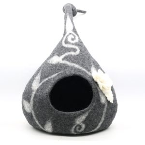 Pfoetli-Shop-Filzbett-Katzenbett-Nepal-Katmandu-Felt-and-yarn-Katze-Hoehle-grau-weiss-blum