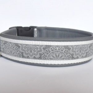 Pfoetli-Shop-Halsband-Hundehalsband-Leder-Clickverschluss-Borte-Spitzenwerk-grau-weiss